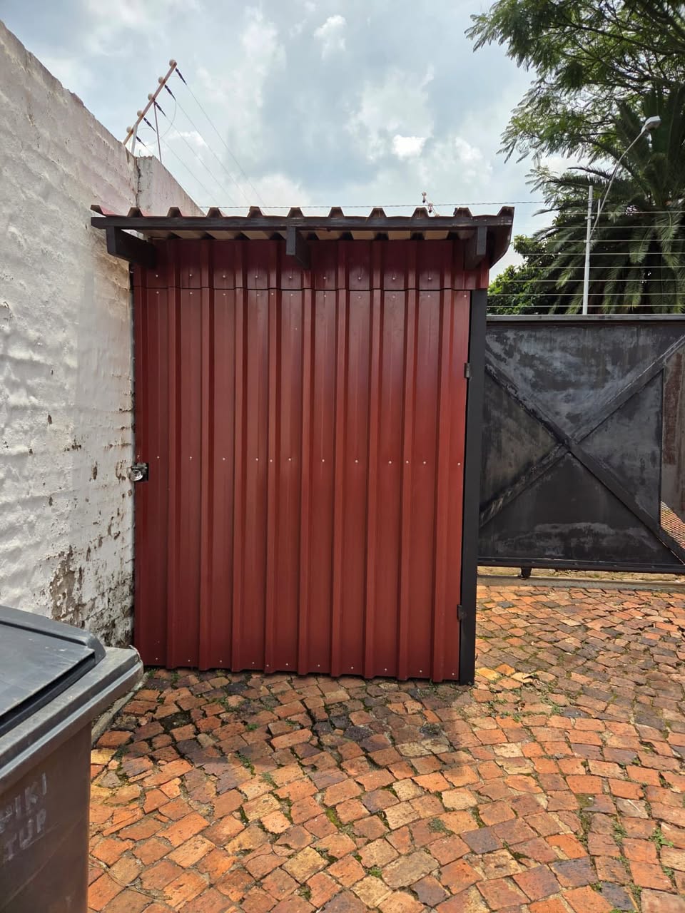Sliding gate detail